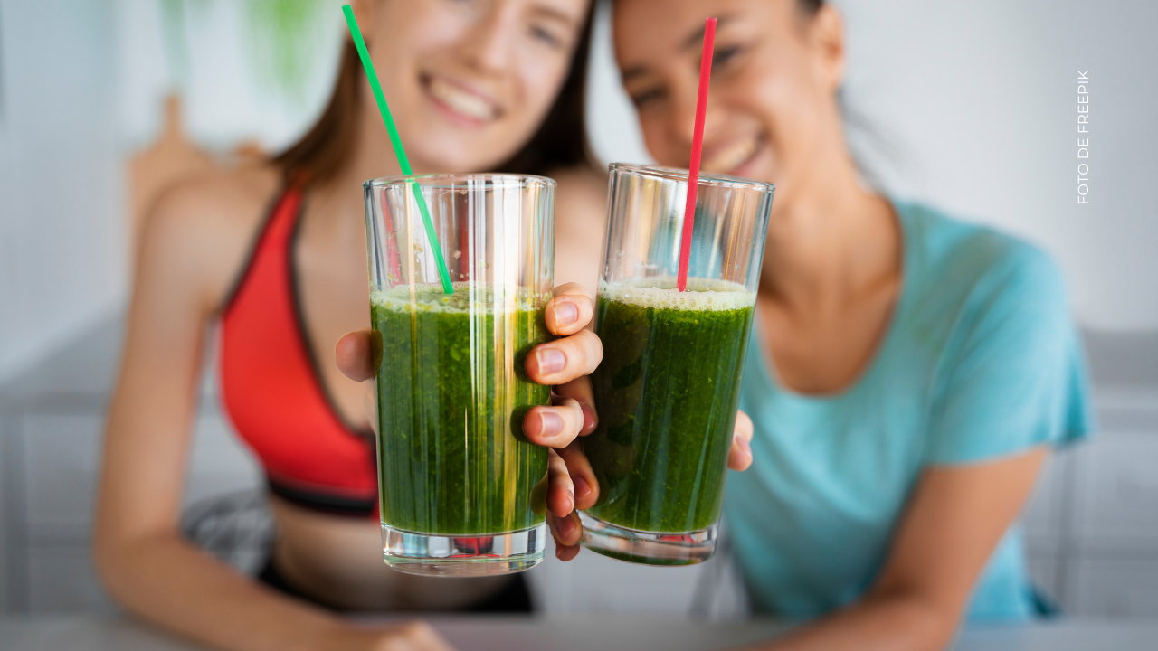 ¿Qué beneficios tiene tomar jugos verdes?