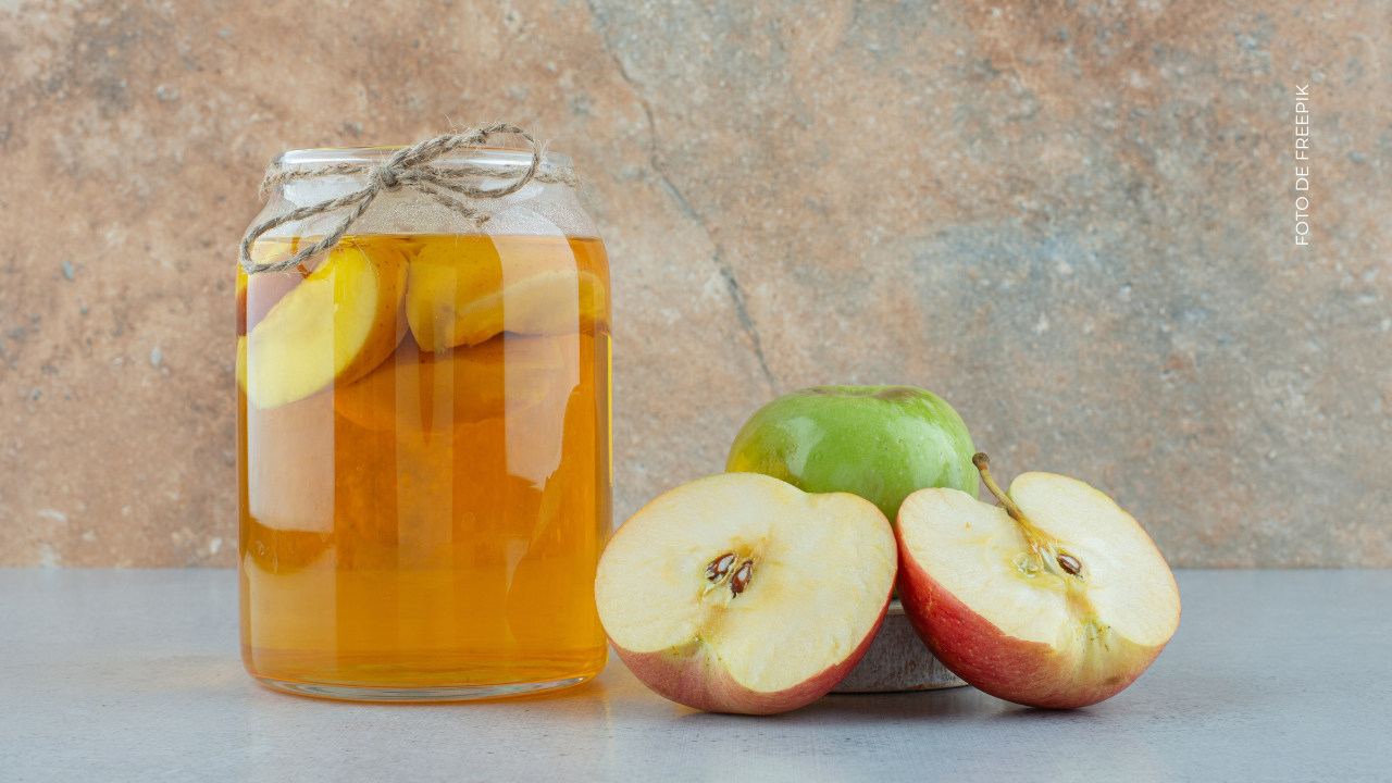¿Qué riesgos tiene consumir vinagre de manzana en exceso?