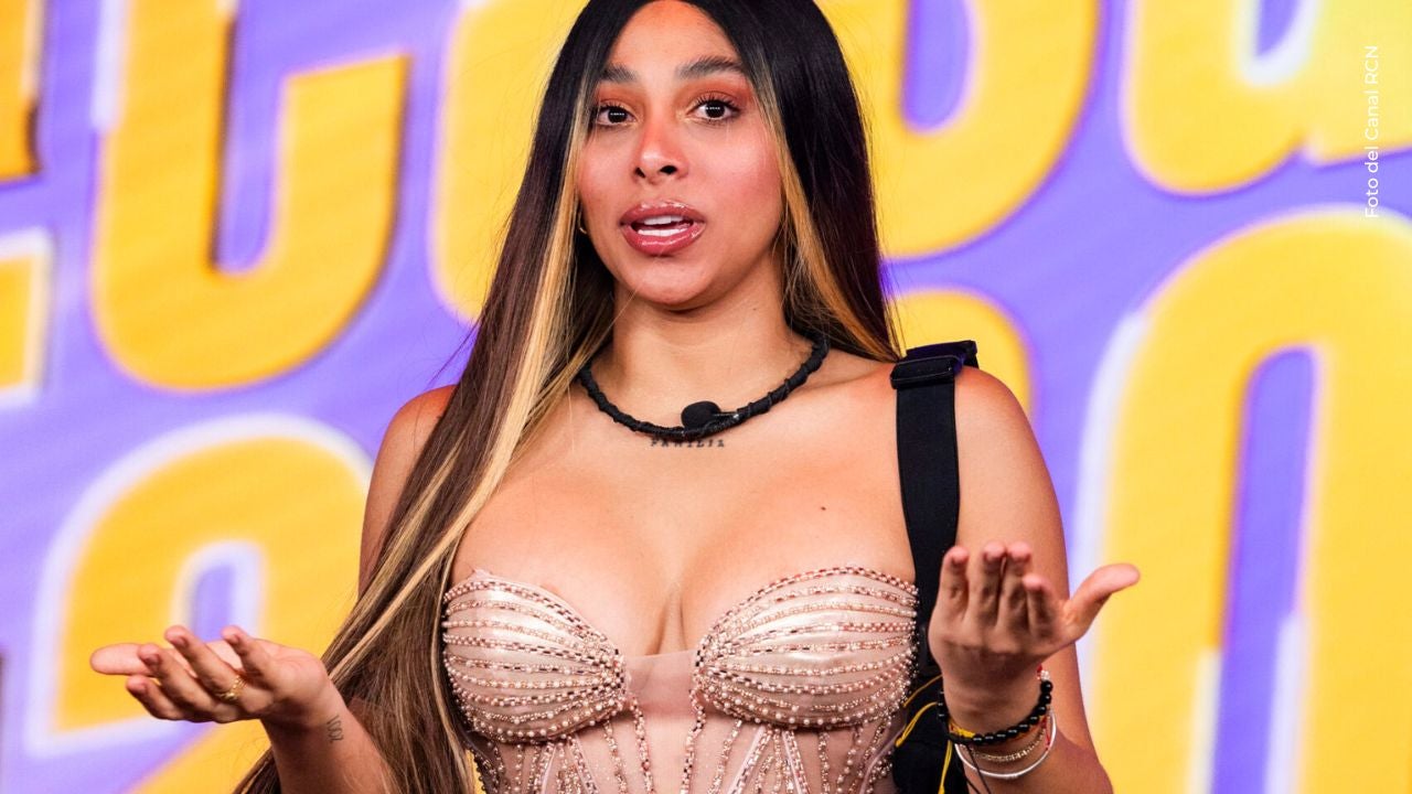 Así fue la fuerte caída de Karola en pleno evento nocturno
