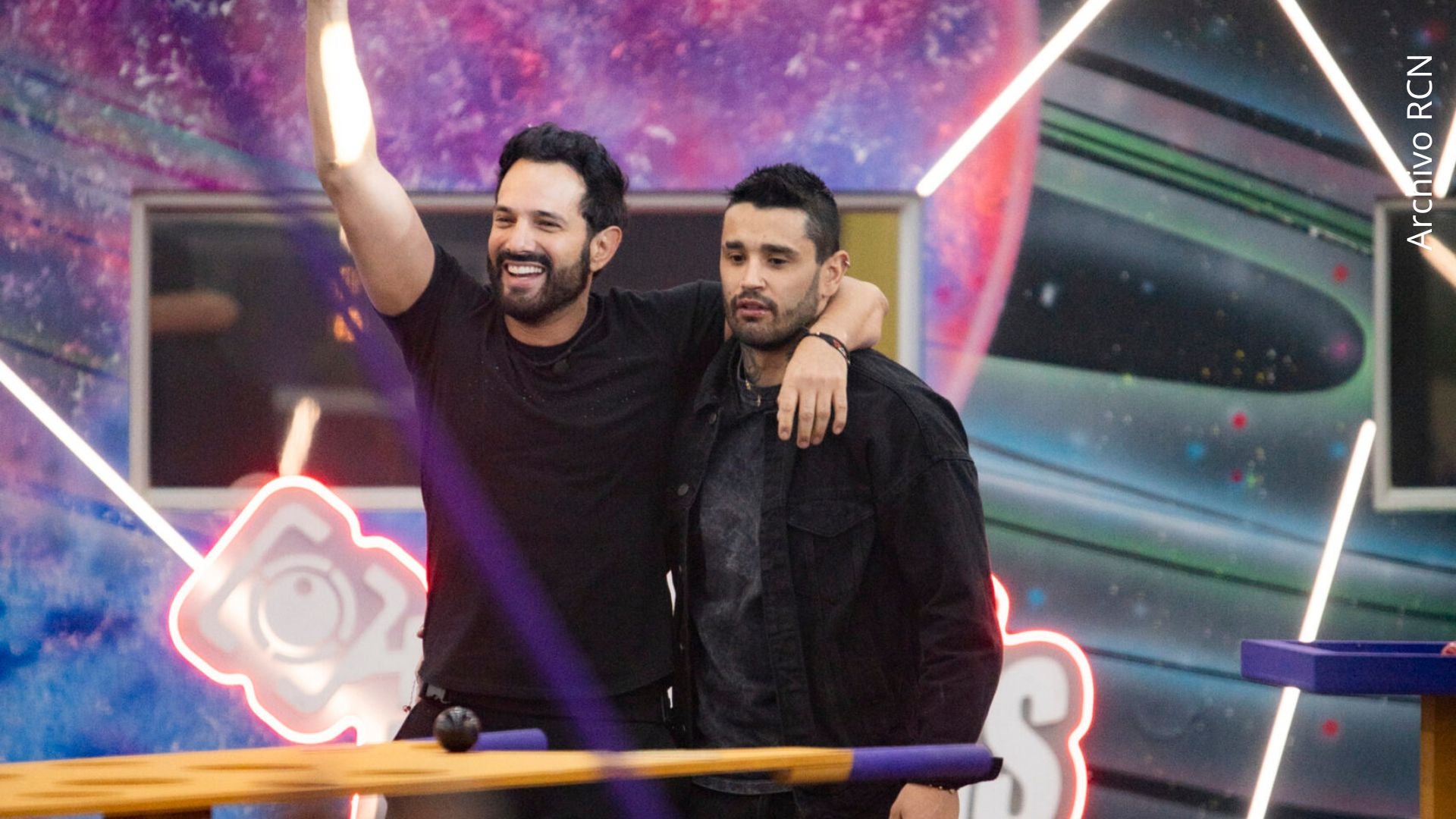 Justo cuando se nombra a Alejandro como ganador, él se observa unos segundos en shock