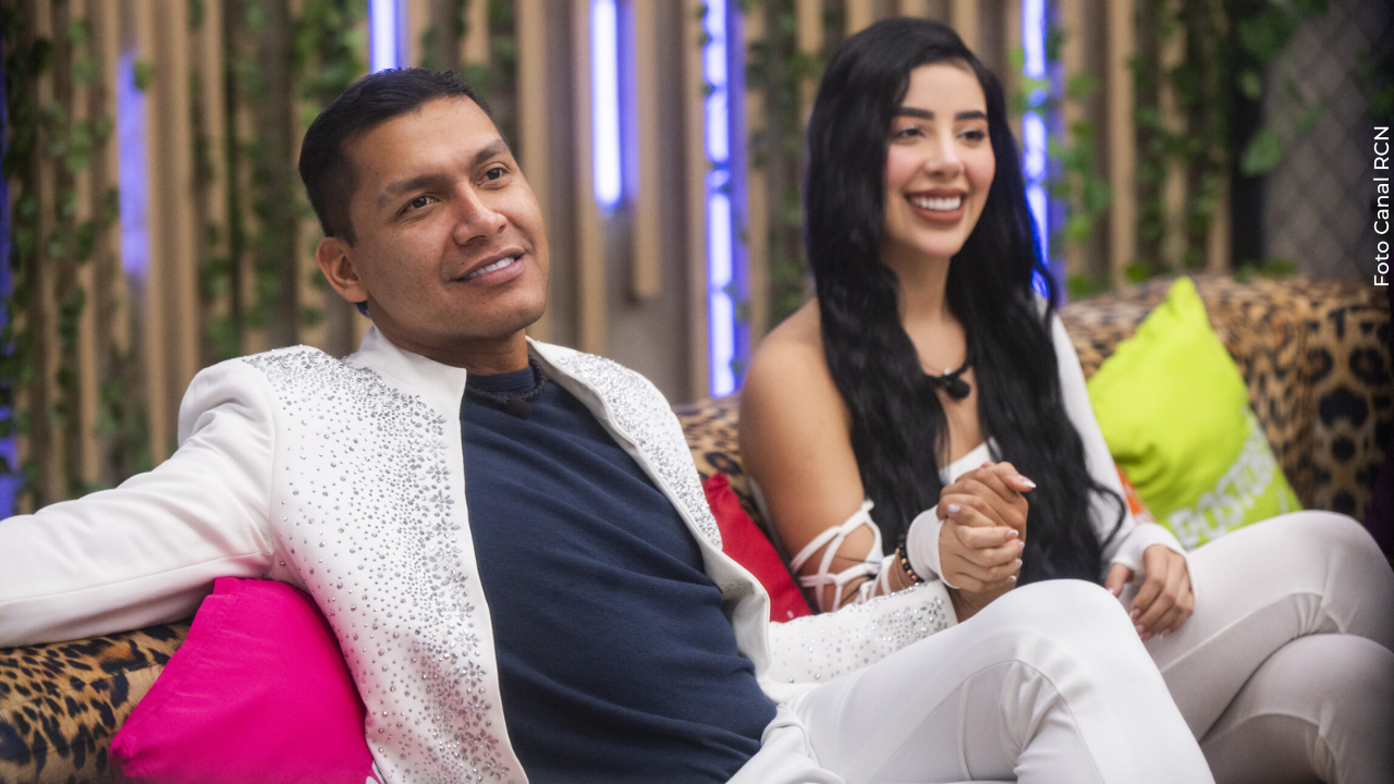 Mariana Zapata y Juanda Caribe protagonizan momento que divide opiniones en redes