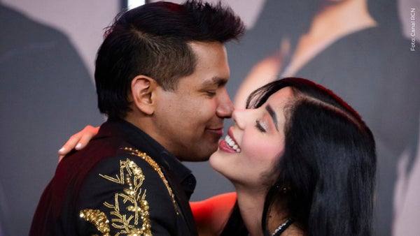 Mariana Zapata y Juanda Caribe habrían oficializado su relación; así quedaron captados en video Mariana Zapata y Juanda Caribe habrían oficializado su relación; así quedaron captados en video
