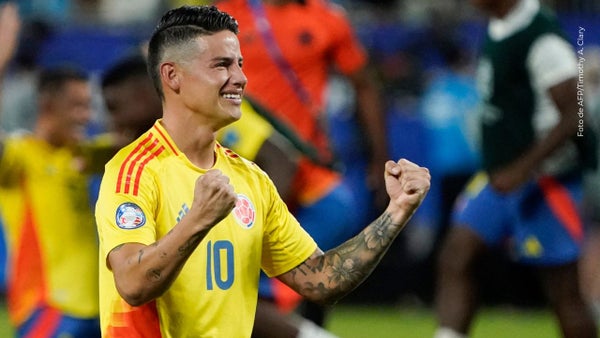 James Rodríguez recibió emotiva visita previo al enfrentamiento entre Colombia Vs. Uzbekistán James Rodríguez recibió emotiva visita previo al enfrentamiento entre Colombia Vs. Uzbekistán