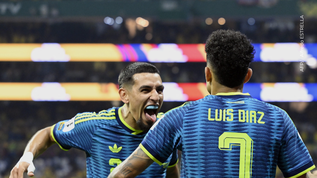 Hinchas colombianos protagonizan viral celebración tras gol de Colombia
