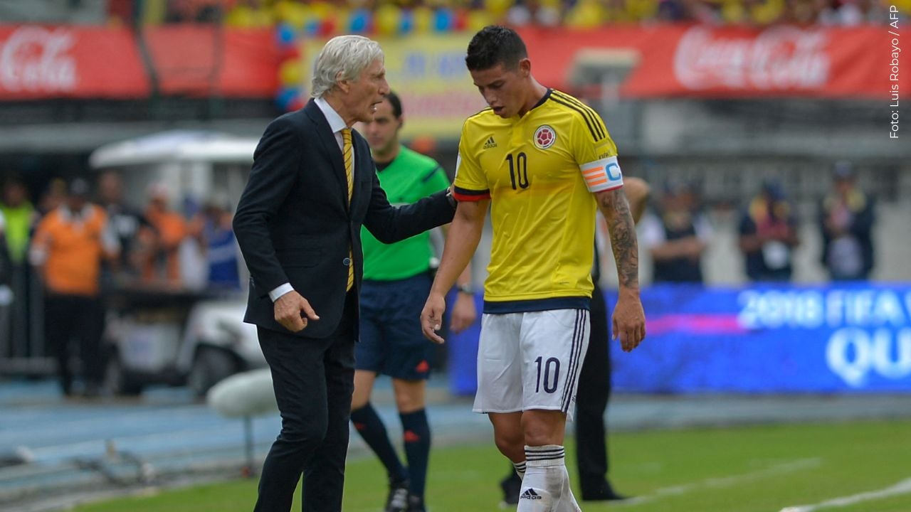 Pékerman abrazó a los jugadores de Colombia tras el triunfo en el Mundial 2026.