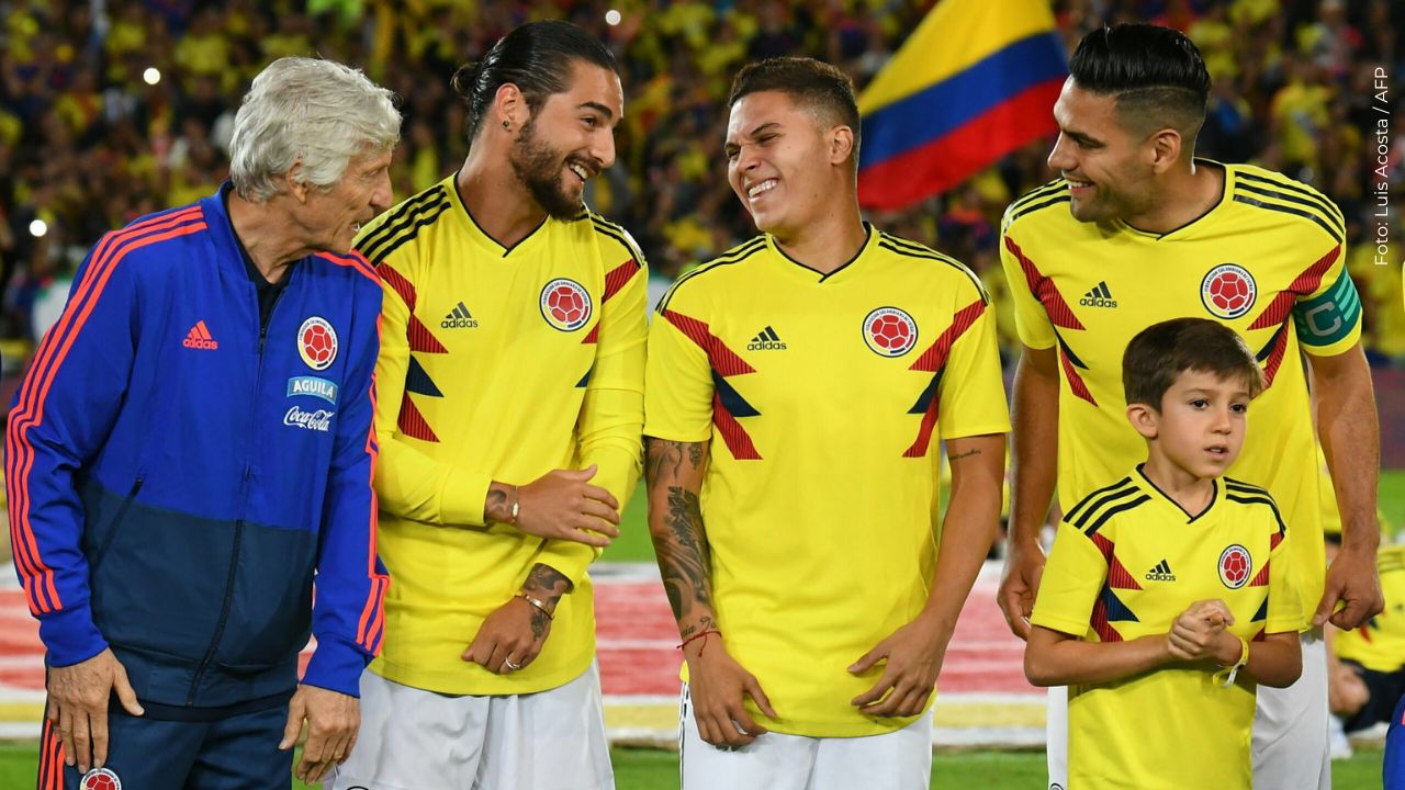 Pékerman abrazó a los jugadores de Colombia tras el triunfo en el Mundial 2026.