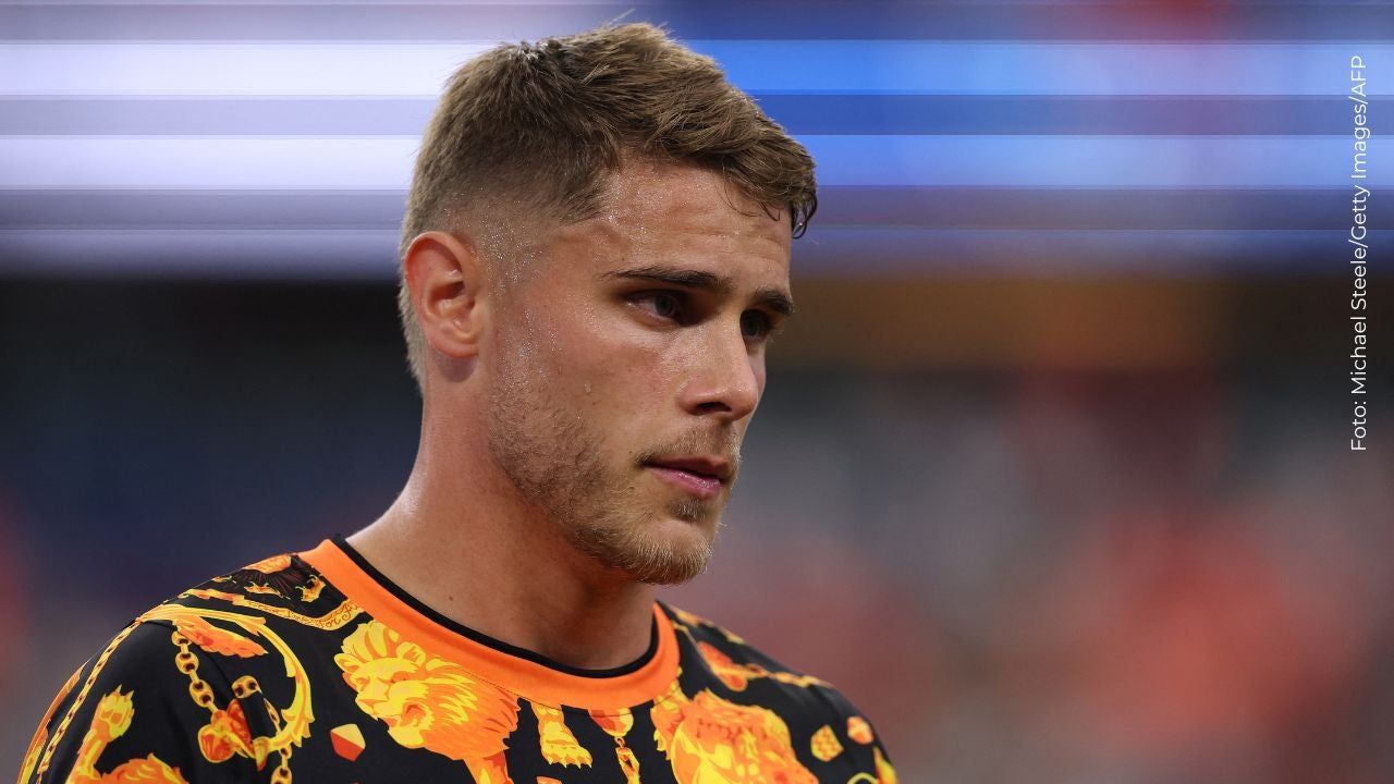 Micky van de Ven durante el calentamiento previo al partido del Grupo F de la Copa Mundial