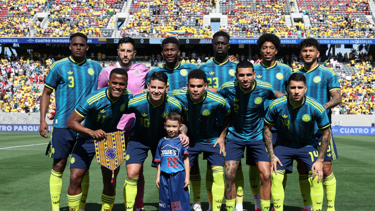 Pequeño hincha de Uzbekistán lloró tras el partido y colombianos lo consolaron