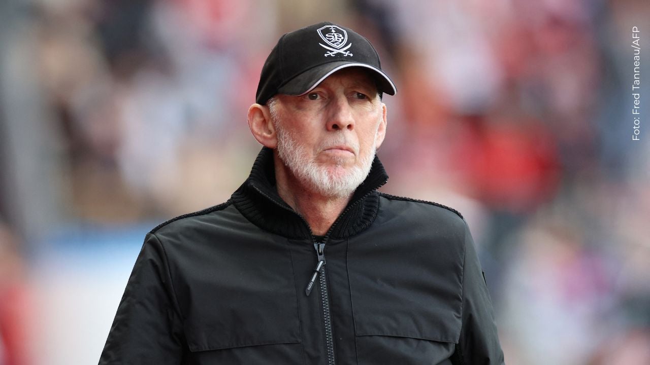 Eric Roy, observa antes del partido de la Ligue 1 francesa de fútbol entre el Stade Brestois 29