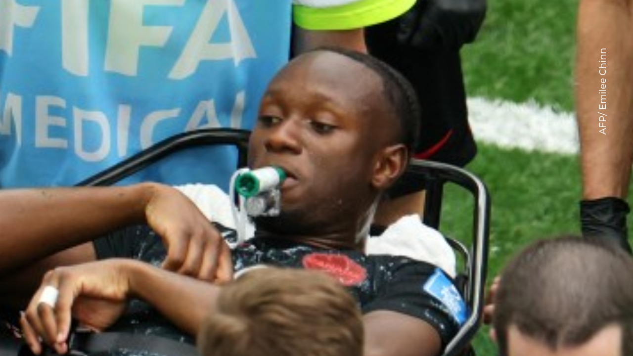 Tras salir en camilla, Ismael Koné apareció inhalando un extraño dispositivo