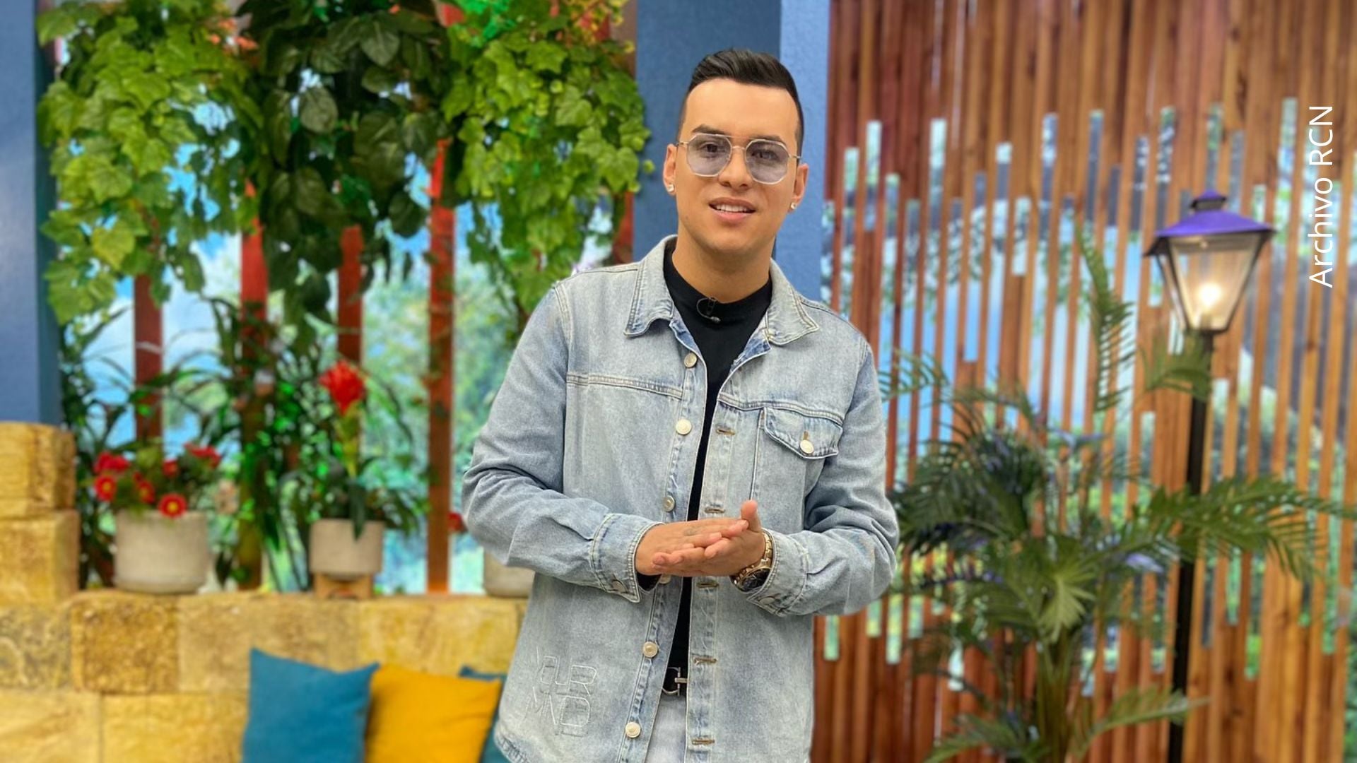 La foto fue compartida en las redes sociales de Lina, dejando ver la lápida del Aventurero y los múltiples mensajes de amor