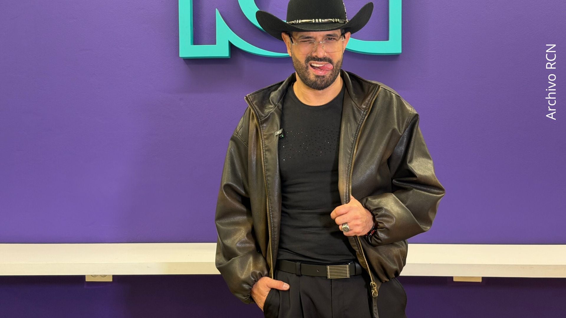 Alejandro Estrada es galardonado por el alcalde de su ciudad y conmueve con un nuevo triunfo.