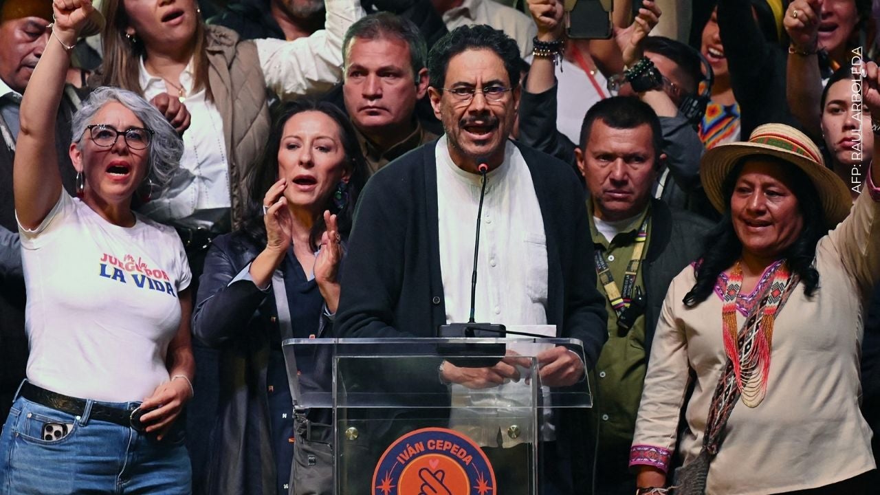 esposa de ivan cepeda junto a el
