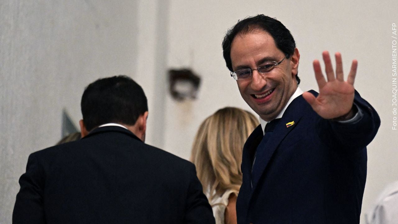José Manuel Restrepo sonriendo.