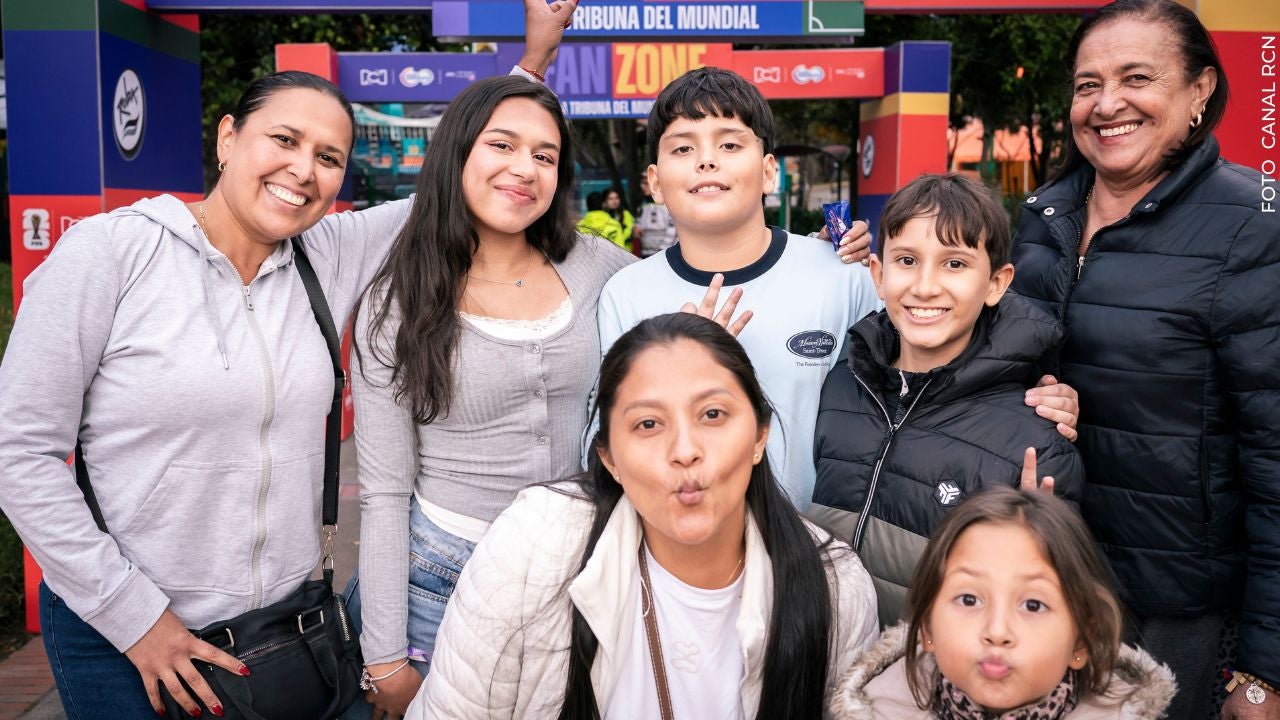 Una familia disfrutando del Fan Zone de RCN.
