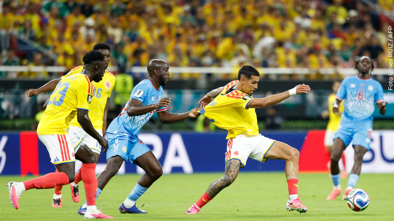 Sacerdote colombiano protagonizó inesperado momento durante el partido de la Tricolor