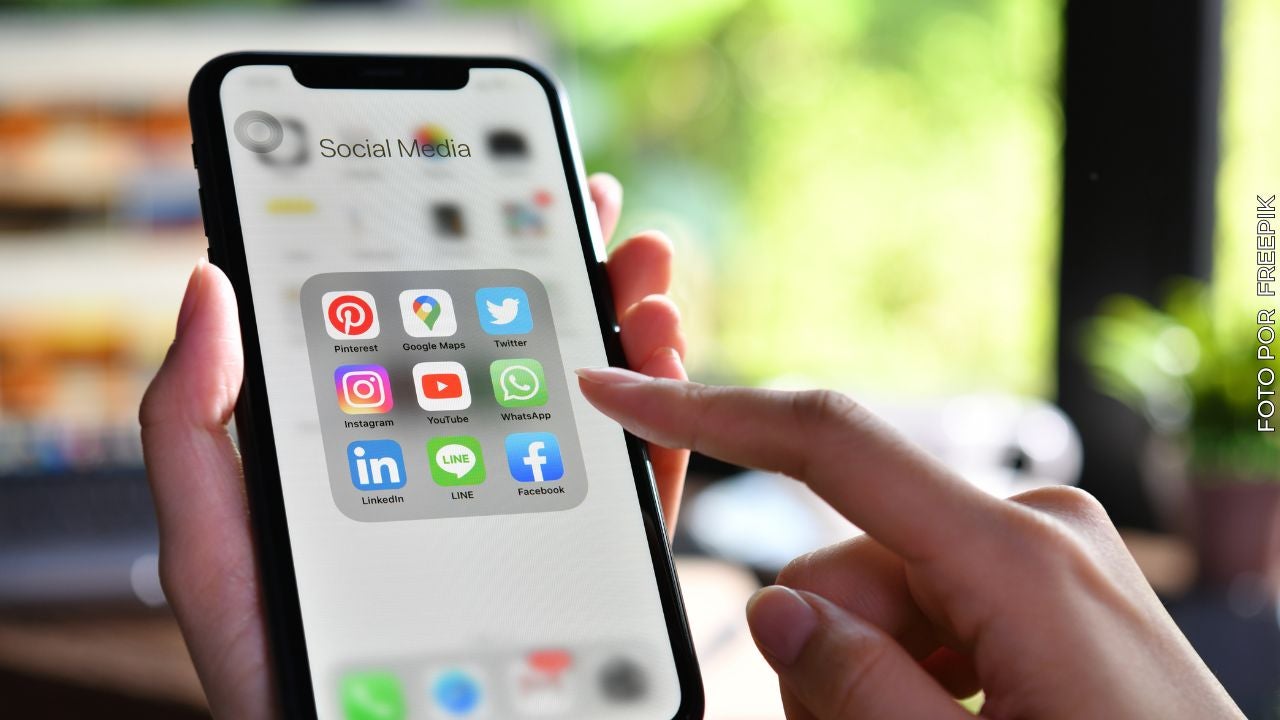 Celular mostrando redes sociales