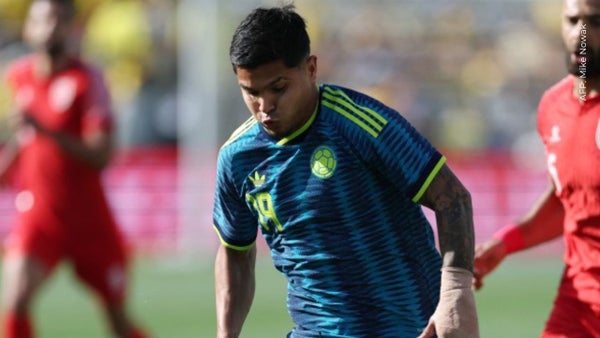 Cucho Hernández, de la Selección Colombia, logró conocer a su bebé recién nacido