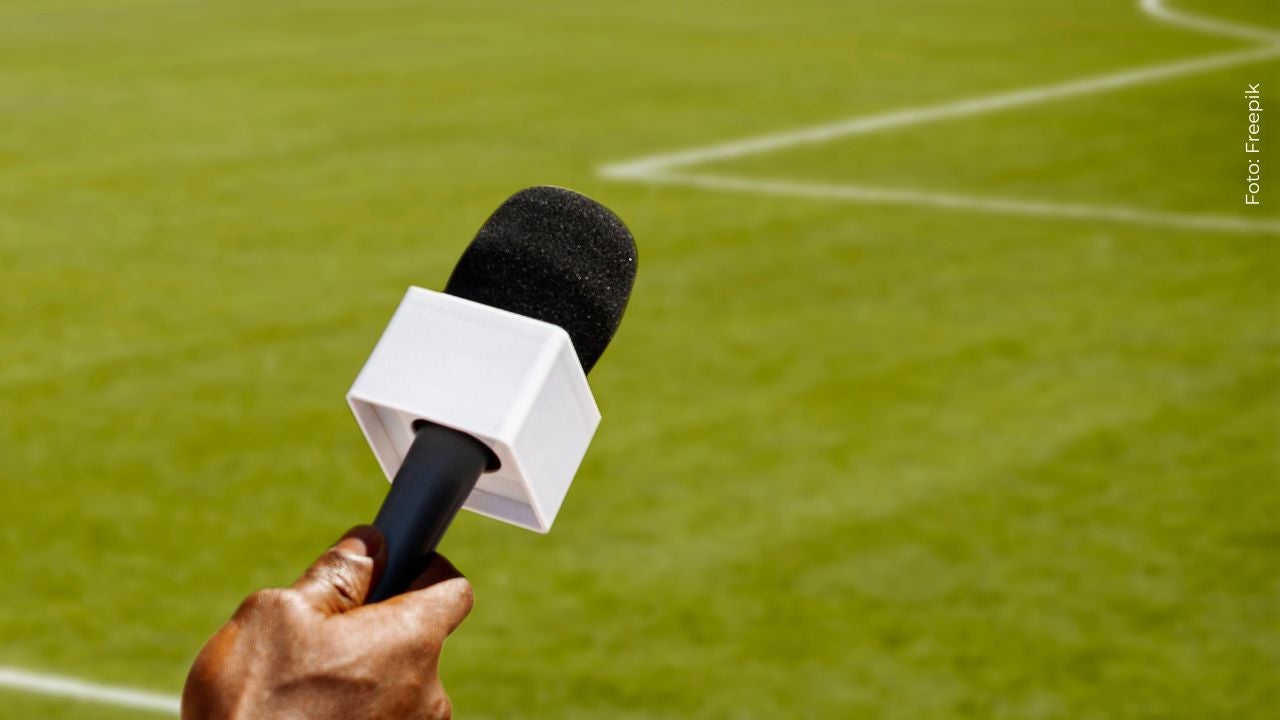 Periodista deportivo en una cancha de fútbol