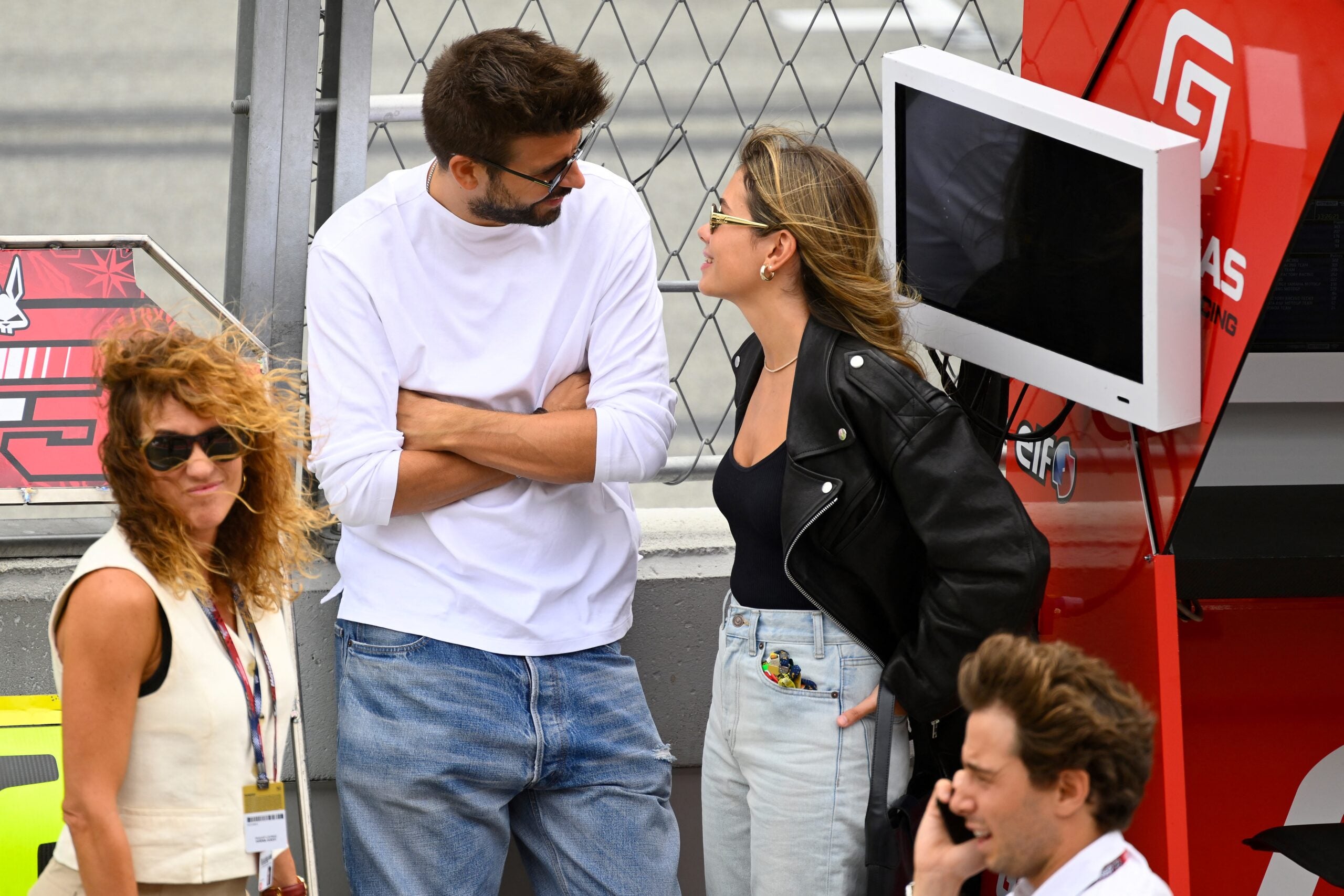 Gerard Piqué y Clara Chía asisten a la carrera de Moto2 del Gran Premio de Cataluña de motociclismo 