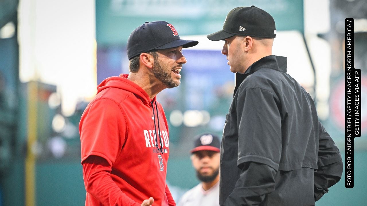 Wilson Contreras hablando con el director técnico.
