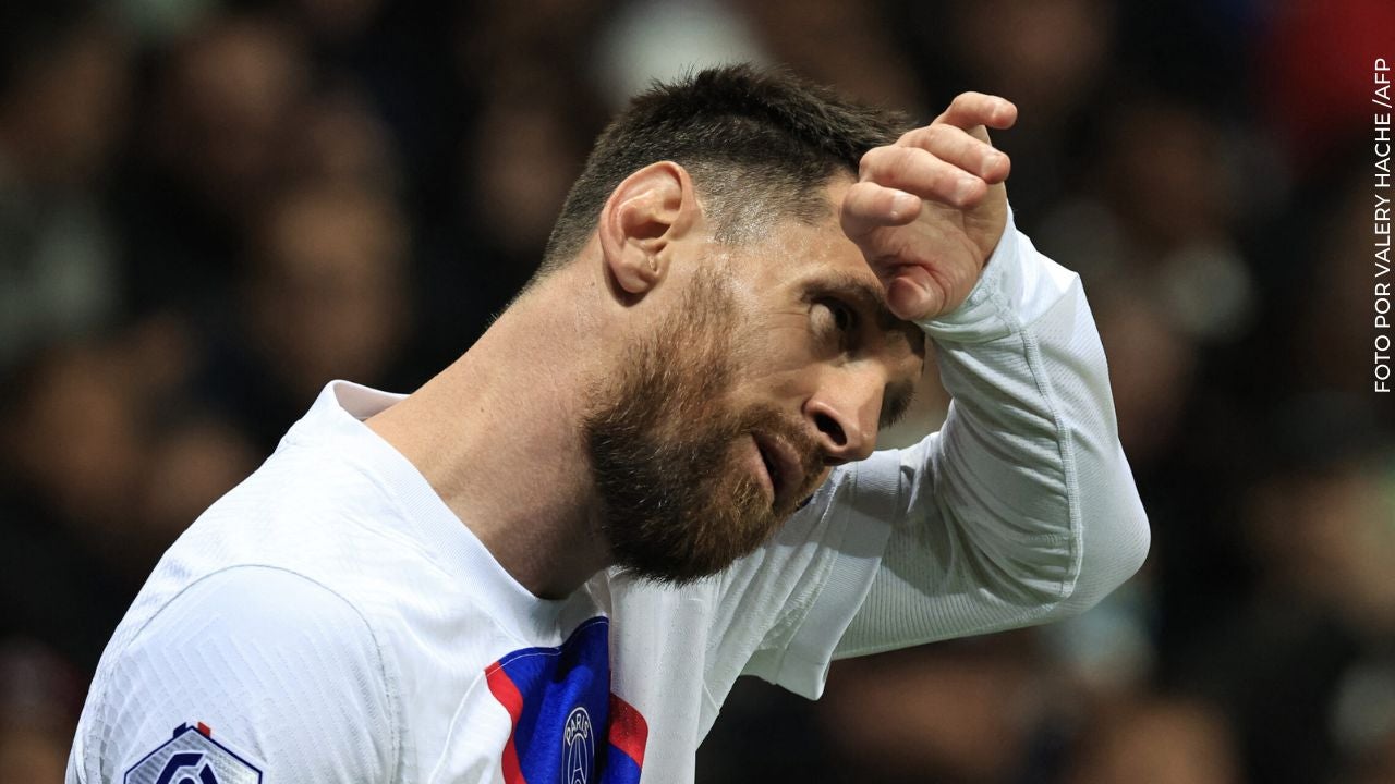 Messi con la mano en la frente.