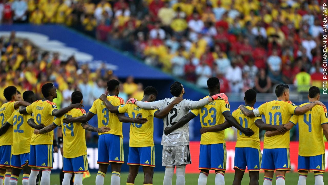 La Selección Colombia cantando el himno.