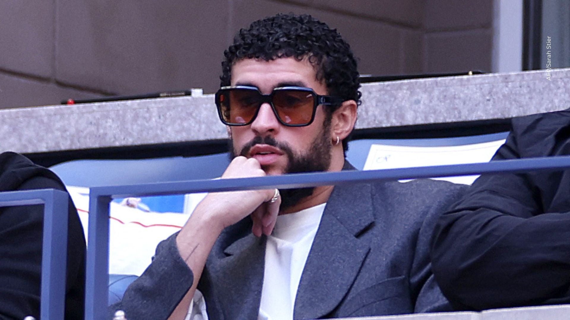 Bad Bunny en un partido de tenis