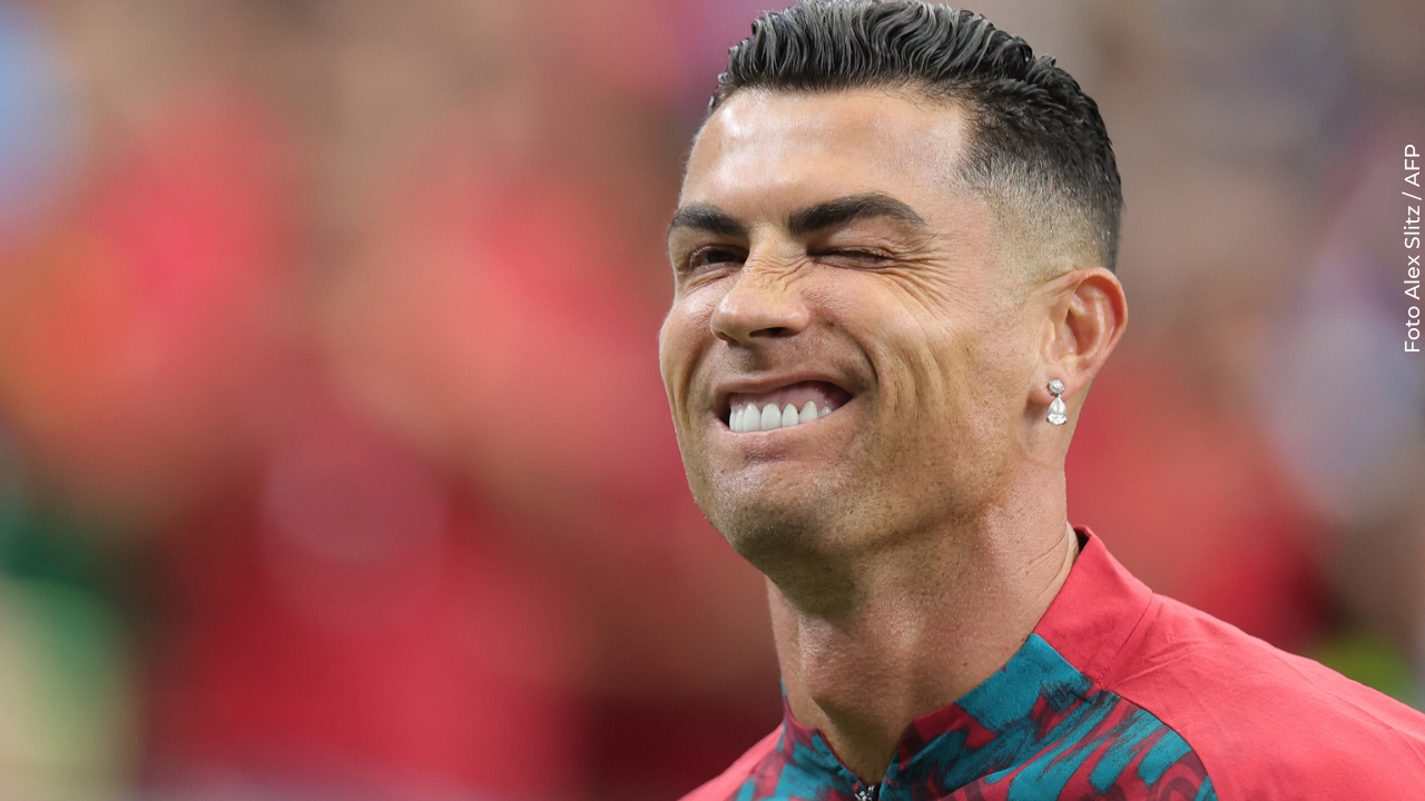 El inesperado momento que vivió Cristiano Ronaldo en pleno partido: un hincha invadió la cancha
