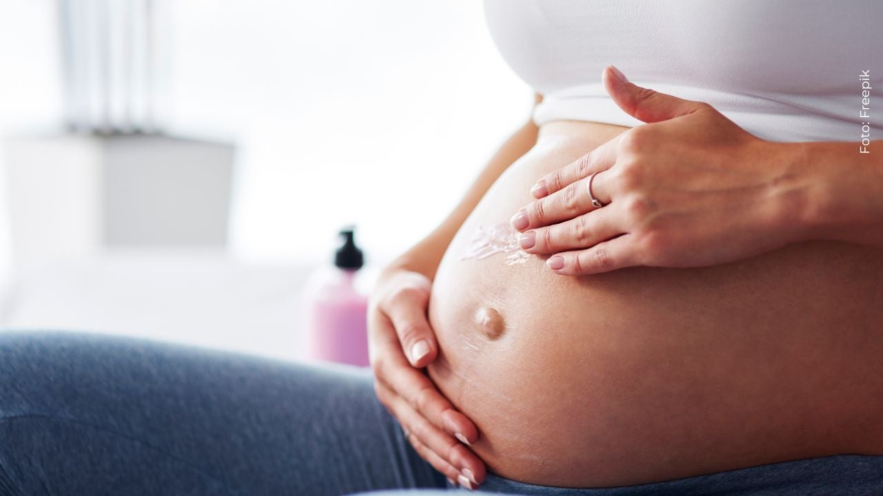 Mujer embarazada se toca la pancita