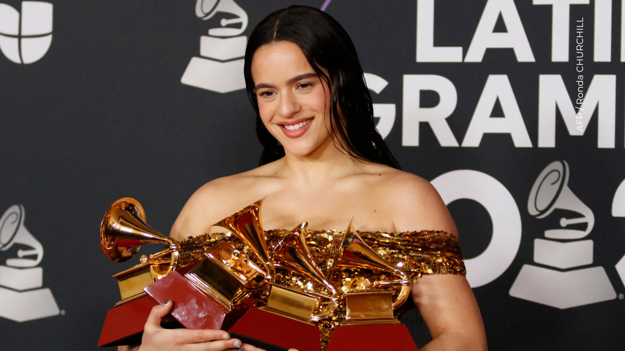 Rosalía posa con varios premios y el galardón al Álbum del Año por "Motomami" durante la 23.ª edición de los premios Grammy Latinos.
