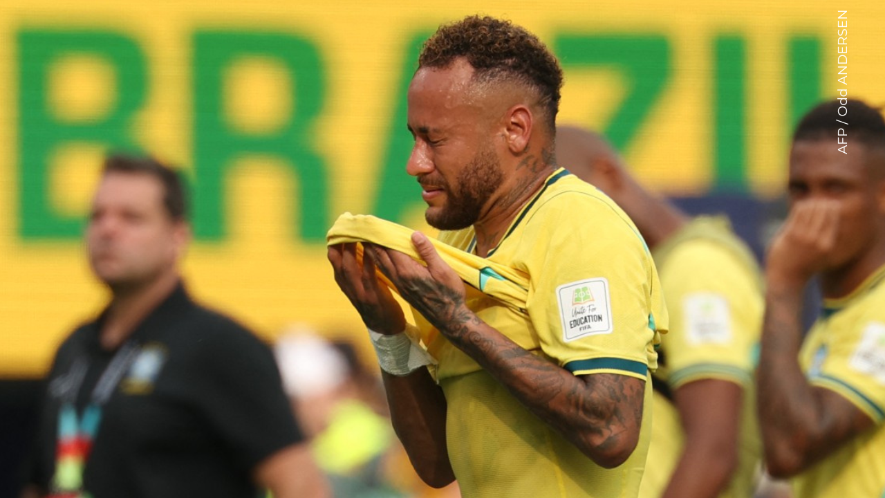 Neymar llora desconsoladamente tras la eliminación de Brasil del Mundial.