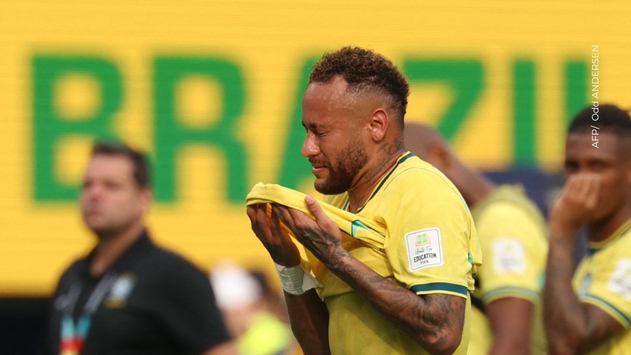 Captan el momento en que un hincha ataca a Neymar