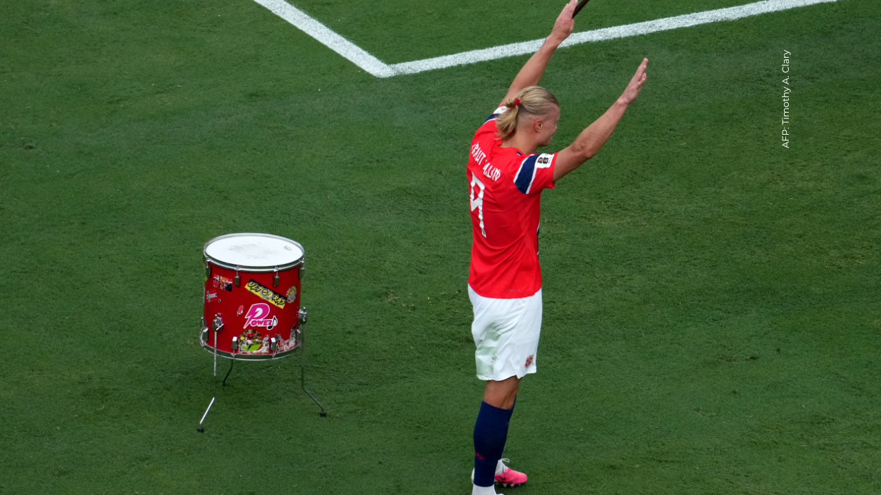 Él es padre de Erling Haaland quien también fue futbolista, ¿se parecen?