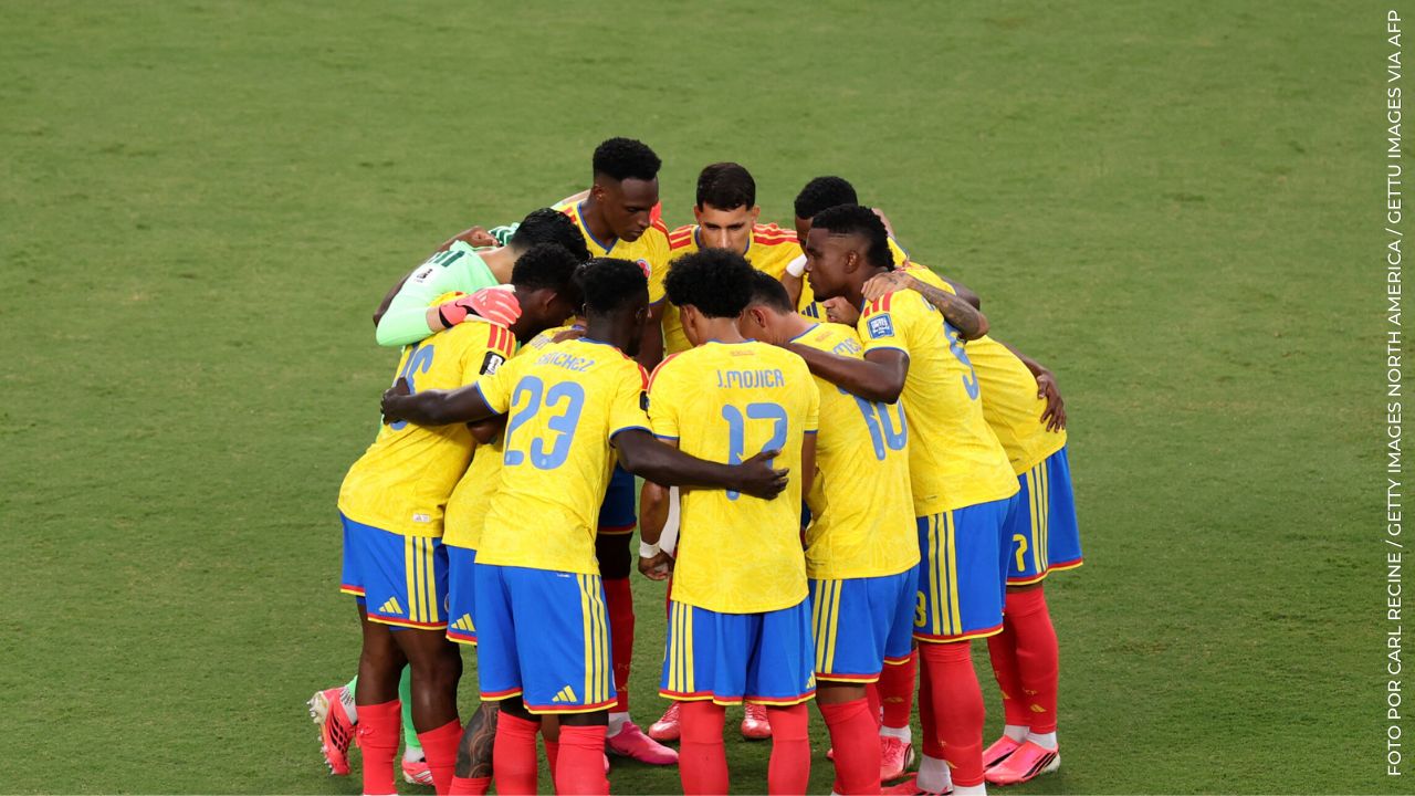 La selección Colombia abrazándose.