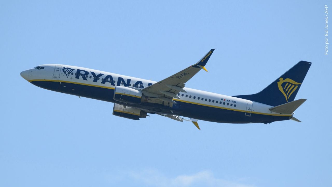 Video muestra el aterrador momento en que un hombre casi sale por la ventanilla de un avión