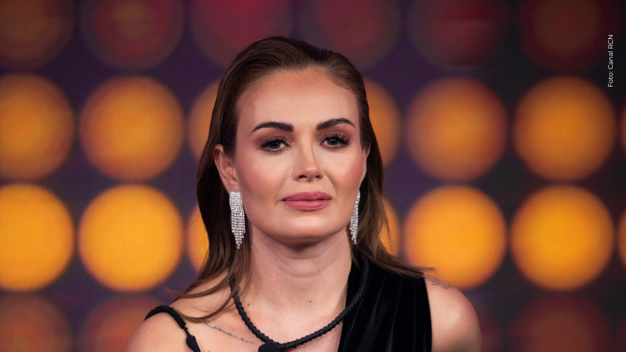 Sara Uribe desata opiniones tras aparecer cariñosamente con un reconocido cantante: ¿su nuevo novio?