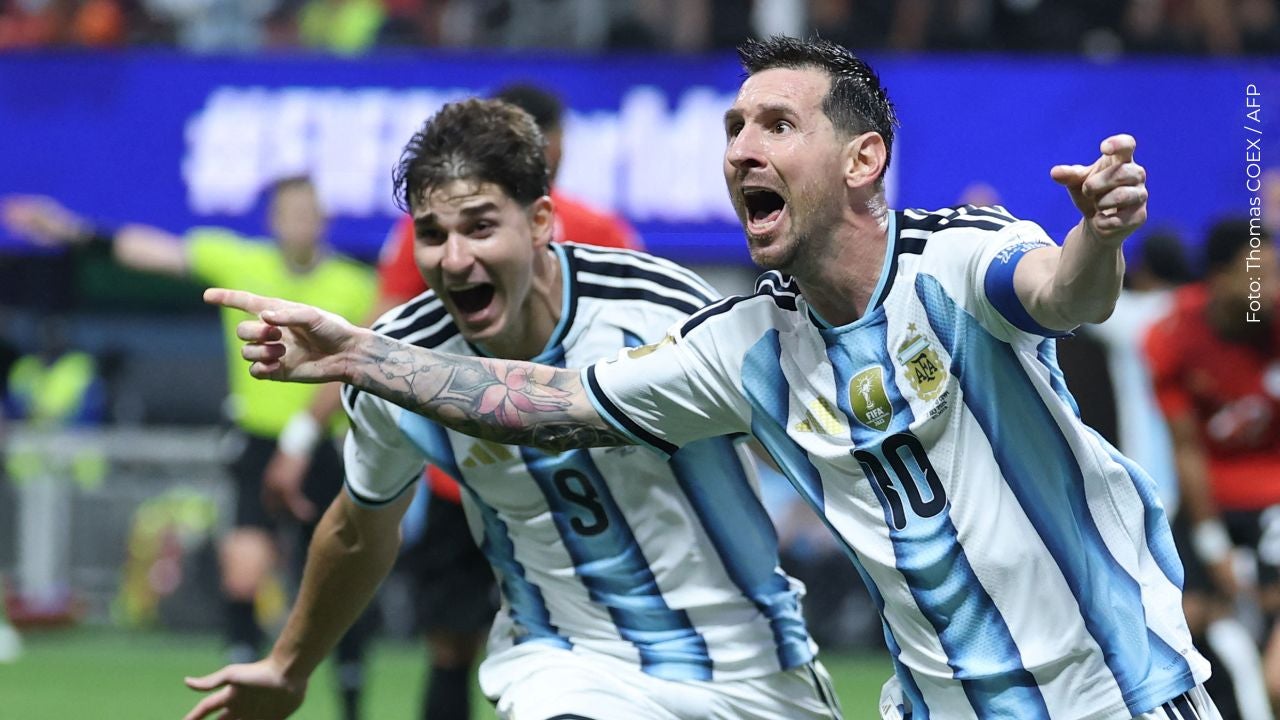 Lionel Messi celebra su segundo gol en octavos de final