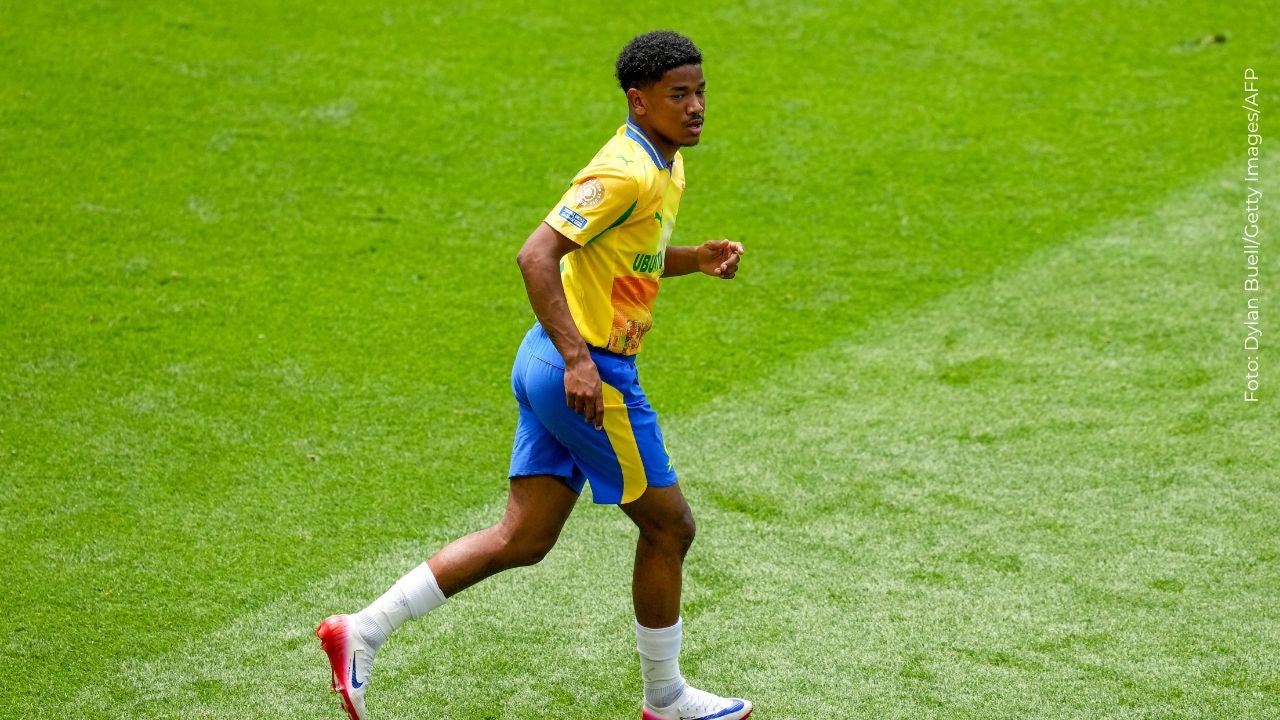 Jayden Adams trota en el campo de juego