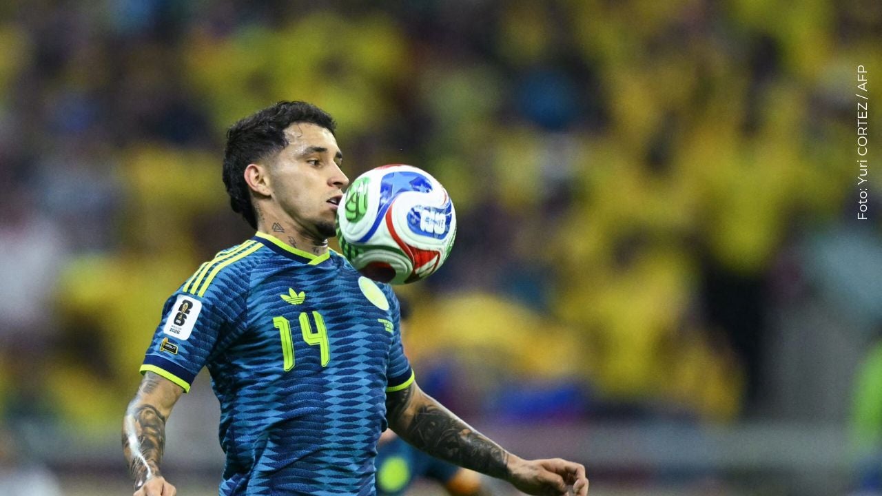 Gustavo Puerta controlando el balón con su pecho en un partido