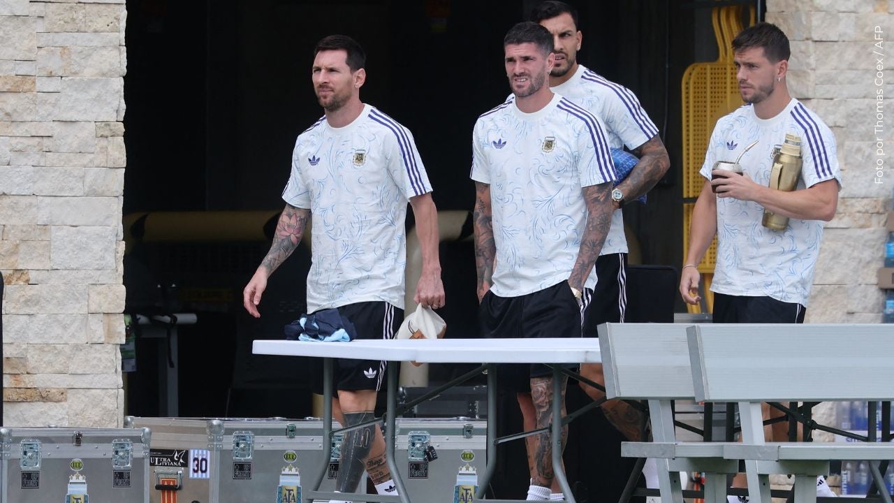 Por qué Argentina jugará con la camiseta azul oscura ante Inglaterra en el Mundial