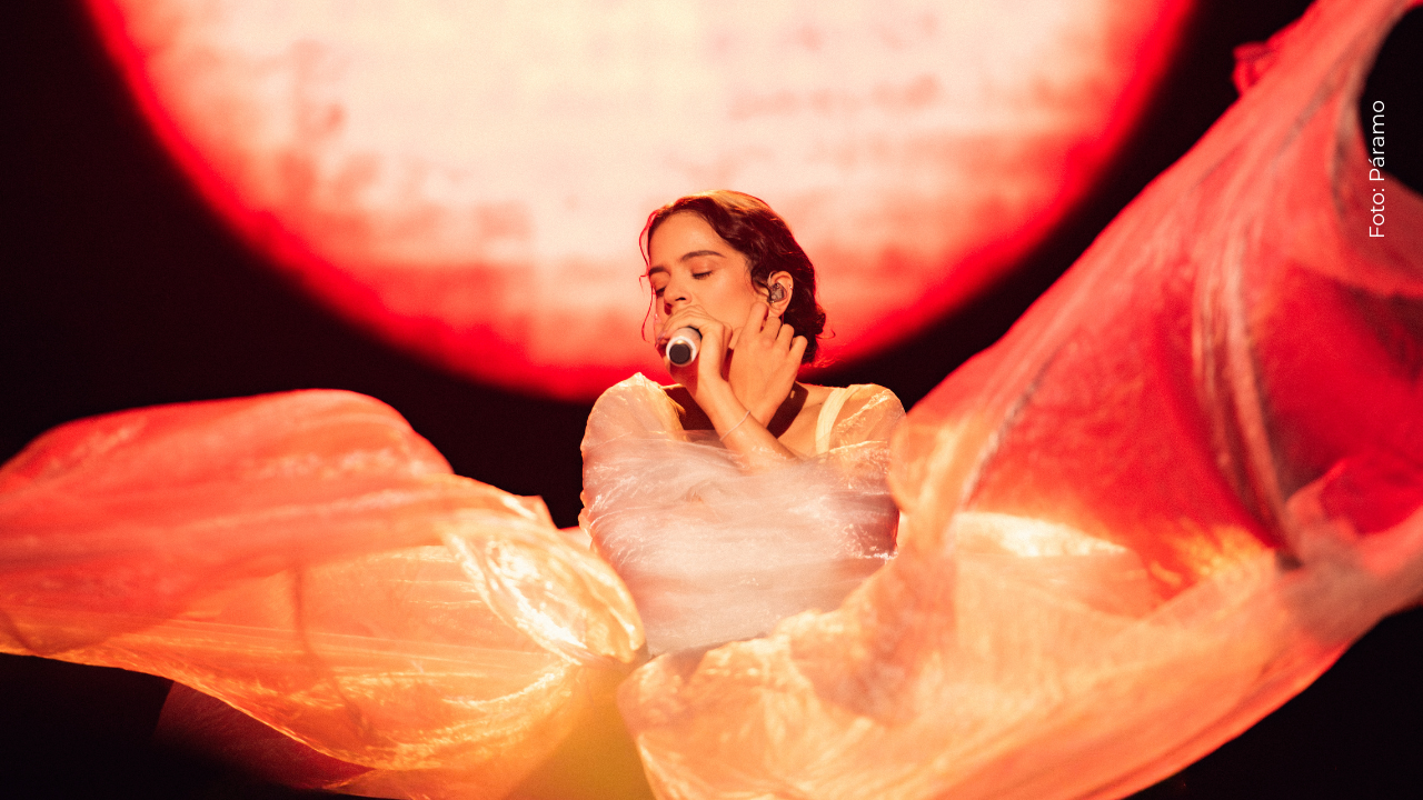 Rosalía en el LUX Tour durante su primera fecha en el Movistar Arena en Bogotá.