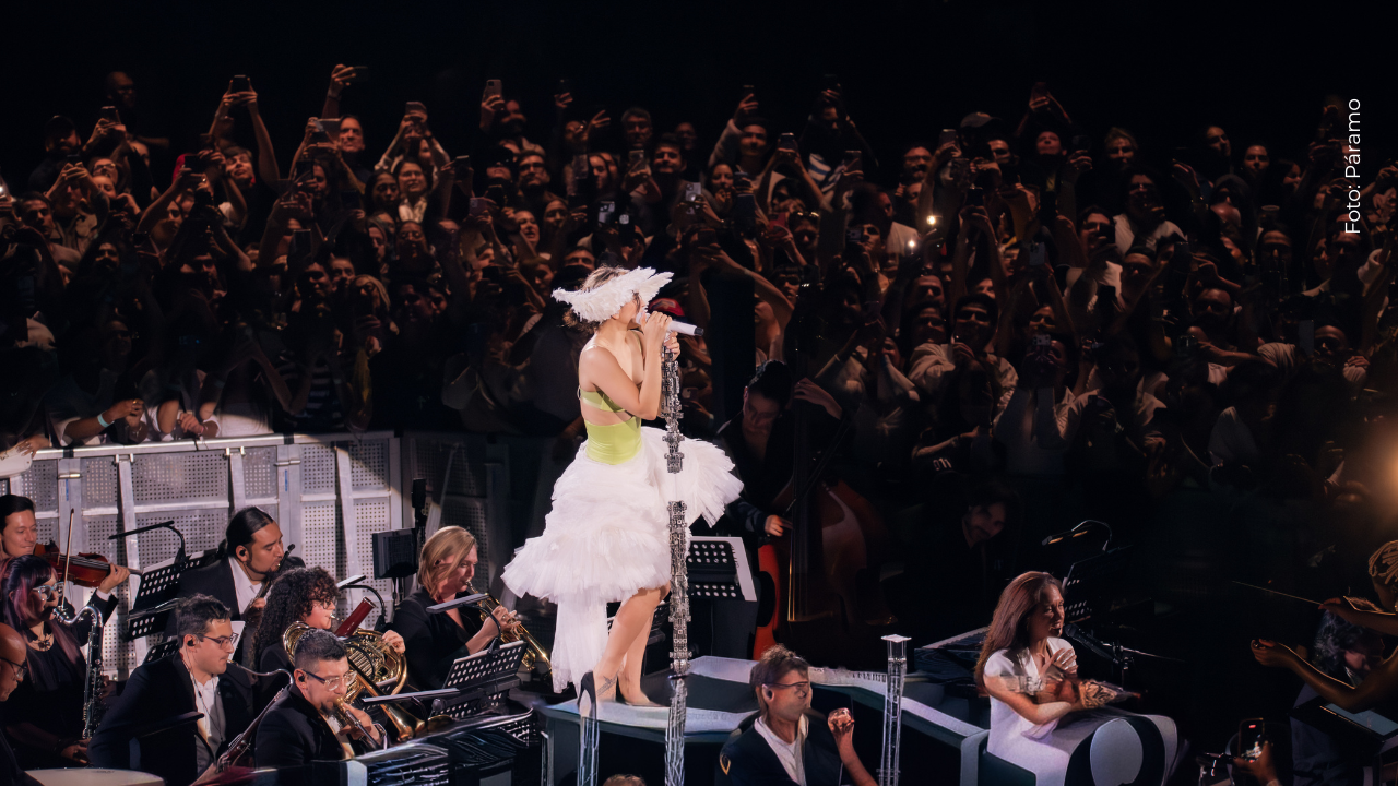 Rosalía en el LUX Tour durante su primera fecha en el Movistar Arena en Bogotá.