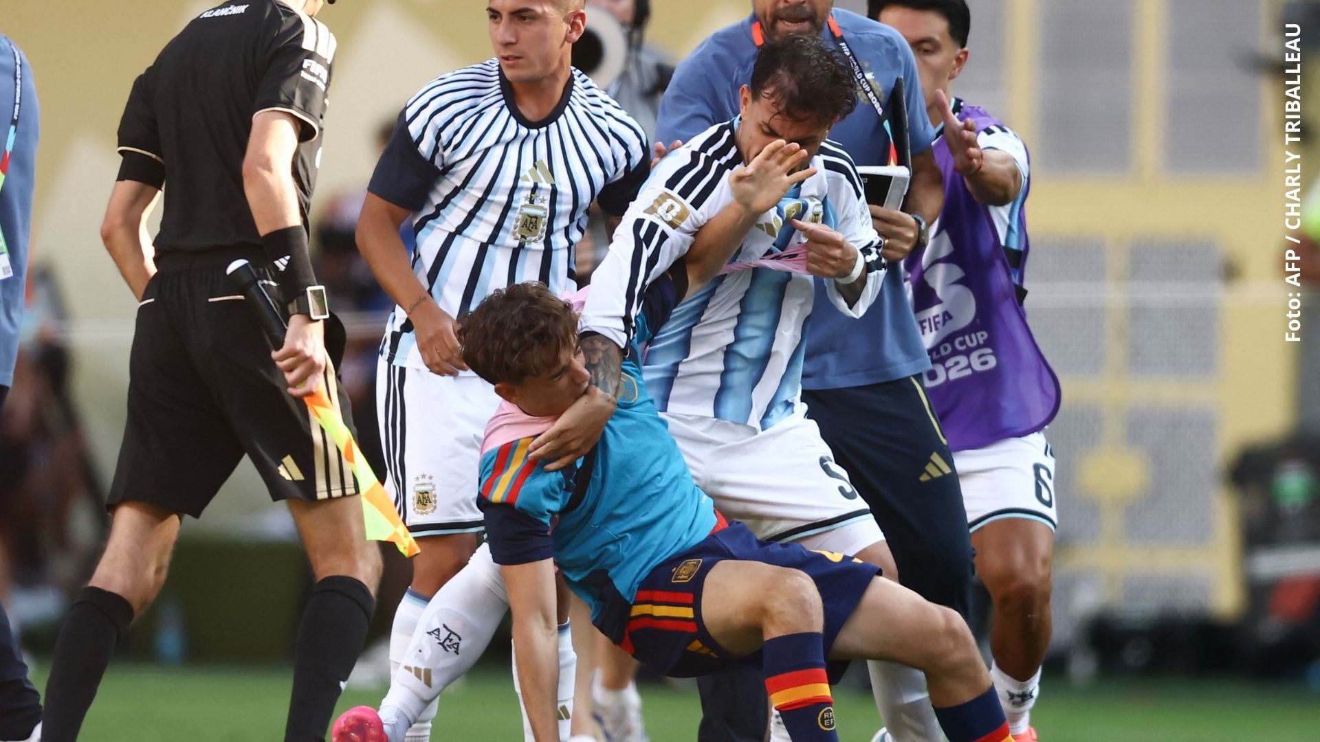 La celebración del equipo español por convertirse en campeones actuales del mundo se vio empañada por un intercambio de ofensas.