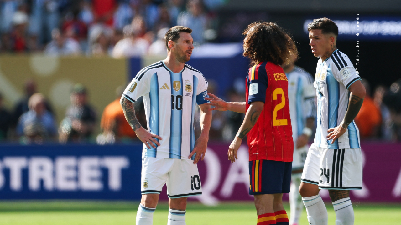 Se hace viral lo que le dijo Cucurella a Messi cuando se tapó la boca en la final del Mundial 2026