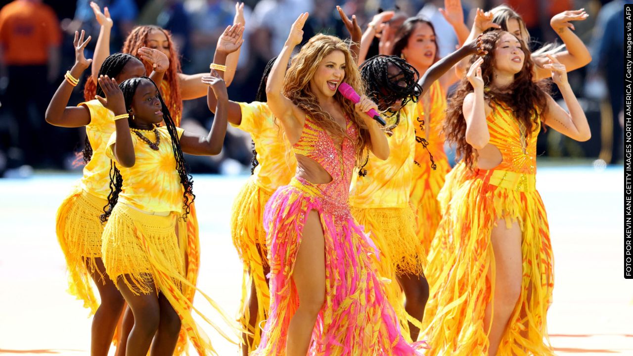 Shakira y bailarines