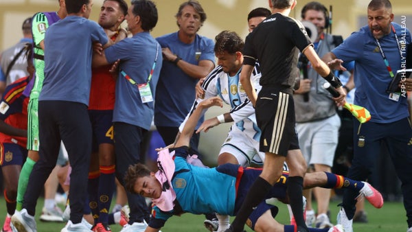 Se reveló video de por qué empezó el cruce entre argentinos y españoles en el Mundial Se reveló video de por qué empezó el cruce entre argentinos y españoles en el Mundial