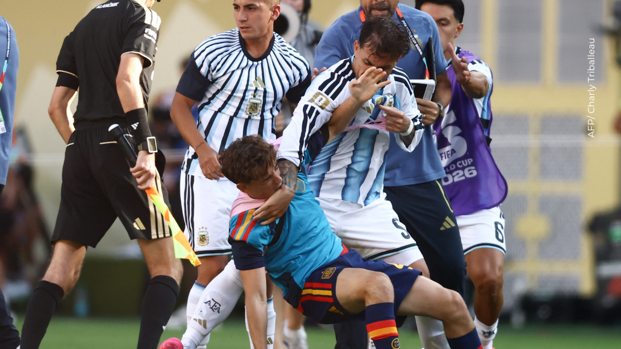 Sale a la luz video del forcejeo entre el técnico argentino y Dani Olmo