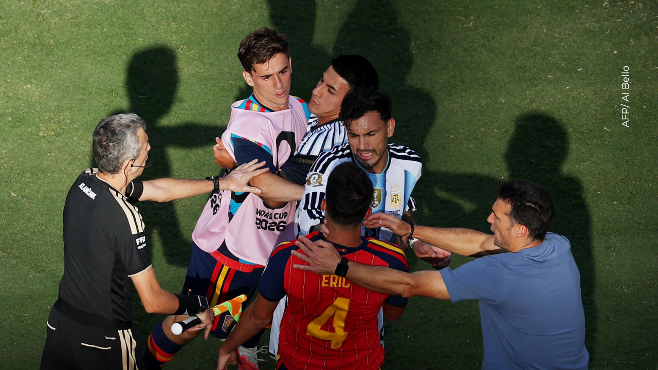 Captan al técnico argentino en polémico momento con Dani Olmo tras la final