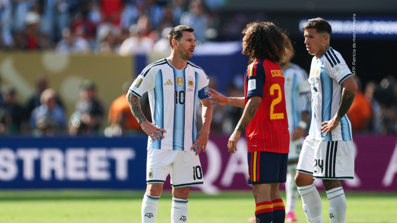 Ella es la bella pareja de Cucurella: ¿habló de la polémica charla con Messi en la final del Mundial?
